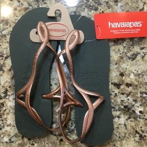 BNWT size 7 Havianas Luna, bronze and moss